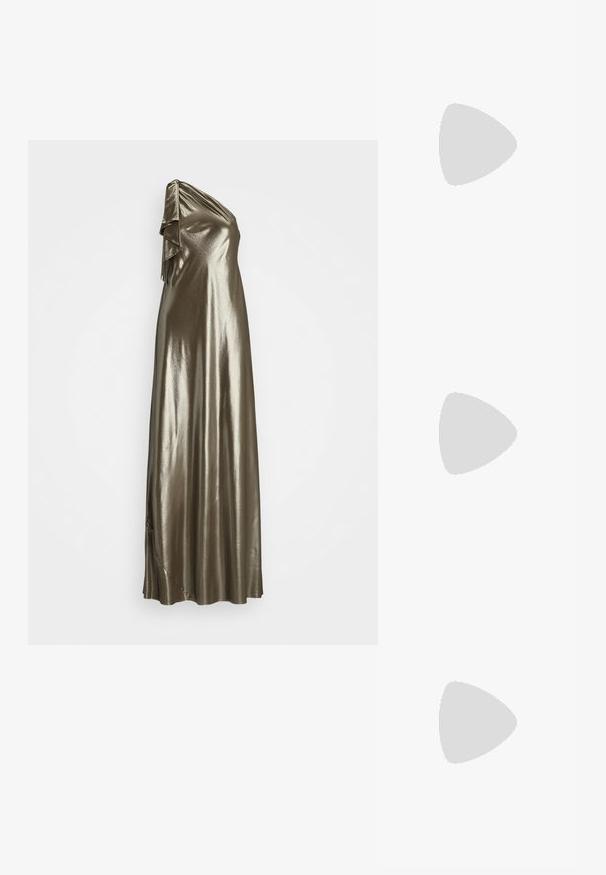 Lauren Ralph Lauren METALLIC CHIFFON ONE-SHOULDER GOWN - Gallakjole - silver; Guldmetallic, strop-sandale med høj hæl og spænde-lukning, åben tå og glat overflade. Har en slank, spids hæl.; Clutchpung i gyldent stof med plisseret tekstur, sølvramme og stor perleknap med mindre perler langs kanterne.; Guldtonede chandelierøreringe med en klynge-design, der har runde og tårnformede klare krystaller, der fremhæver detaljerne.
