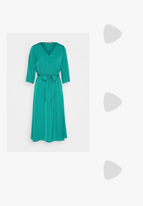 Anna Field Cocktailkleid/festliches Kleid - 602 - green; Weiße Leder Slingback-Pumps mit spitzem Zehenbereich, mittelhohem Blockabsatz und verstellbarem Riemen. Sanfte Textur; minimalistisches Design.; ALDO BILITHA - Handtasche - bone/gold-coloured; Goldene, gedrehte Creolen mit glatter Oberfläche, ausgestattet mit transparentem Rücken und goldfarbenen Beschlägen.
