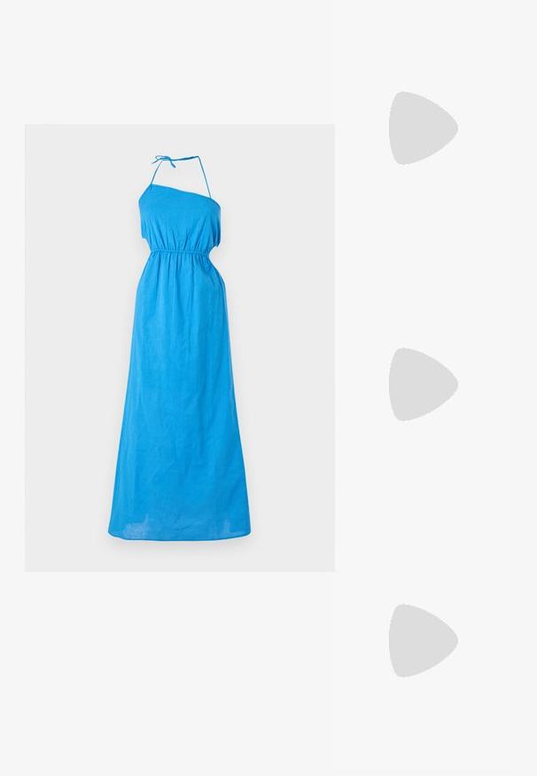 Robe maxi bleue à une épaule, fabriquée en tissu léger, avec une taille élastique et une lanière ajustable à l'épaule pour un meilleur ajustement.; Sandales plateforme espadrilles beiges avec une tige en textile tissé, des sangles croisées, une boucle à la cheville et une semelle en jute texturé.; Sac fourre-tout en tissu couleur crème avec motif crochet floral blanc et une seule fine bandoulière sur fond uni.; Chouchou en denim avec bordure festonnée blanche, présentant des motifs floraux brodés rouges et verts sur fond bleu.