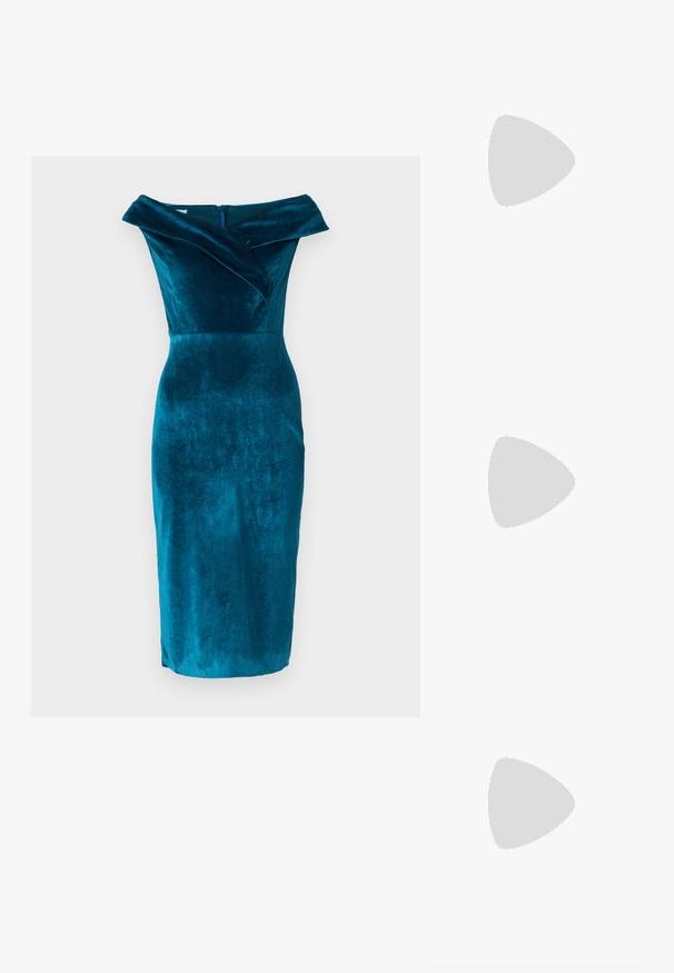 Teal fluwelen off-shoulder jurk met een getailleerd silhouet, voorzien van een geplooide kraag en een centrale ritssluiting aan de achterkant. Lengte tot halverwege de kuiten.; Anna Field by Zalando Klassieke pumps - dark blue; ALDO FELISIA - Handtas - silver-coloured; Goudkleurige oorbellen in de vorm van abstracte handen, met een glanzend oppervlak, ingewikkelde details en een zilver- en goudkleurige post voor een veilige bevestiging.