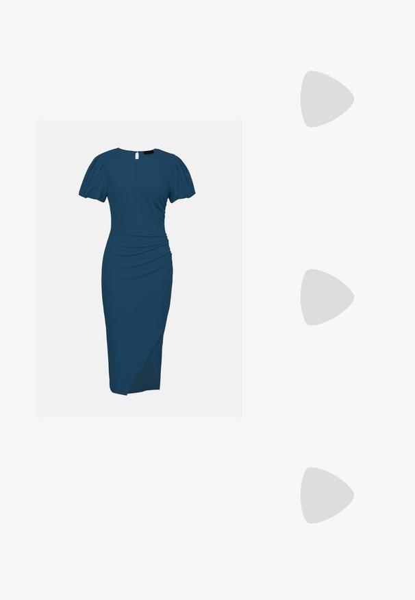Groene midi-jurk met korte pofmouwen, geplooide taille en voorste wikkeldetail, voorzien van een keyhole knoopsluiting aan de achterzijde van de hals.; Witte leren slingback pump met een spitse neus, middelhoge blokhak en verstelbare strap. Gladde textuur; minimalistisch ontwerp.; Metalen zilveren clutch met een envelopontwerp, verrijkt met een gestructureerd patroon, voorzien van een afneembare kettinghengsel.; Rhodium-plated halsketting met een continue lijn van heldere, ronde kristallen, dicht bij elkaar gerangschikt voor een delicate, schitterende uitstraling.