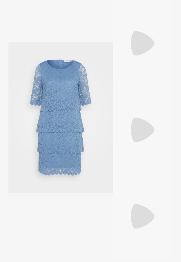 Lichtblauwe kanten jurk met een gelaagd ontwerp, korte mouwen en een ronde halslijn met een rits aan de achterkant.; Zwarte slingback schoen van lakleer met een spits toelopende neus, lage blokhak en zilverkleurige hardware aan de voorkant.; Metalen zilveren clutch met een envelopontwerp, verrijkt met een gestructureerd patroon, voorzien van een afneembare kettinghengsel.; Zilveren ringoorbellen met een kruis- en hartbedel. Glad, glanzend oppervlak met een gepolijste afwerking. Elke bedel hangt aan een veilige lus.