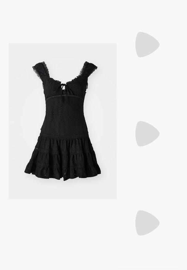 Schwarzes Spitzenkleid mit tailliertem Oberteil, Rüschensäumen und schwingendem Rock. Verfügt über ein Schlüsselaugen-Bindungsdetail und aufwendige Blumenmuster.; Schwarze Slingback-Schuhe mit Nietenakzenten, flachem Absatz, metallener Zehenschutzkappe und verstellbaren Riemen mit Schnalle. Dekorative Hardware-Details vorhanden.; Schwarze Lederhandtasche mit abgerundeter Form, verziert mit silbernen Nietenakzenten und kurzem Griff. Glatte Struktur und Reißverschlussverschluss.; Silberne sternförmige Ohrringe mit einer polierten, glänzenden Oberfläche. Jeder Ohrring hat fünf Spitzen und dezente Oberflächentexturdetails.
