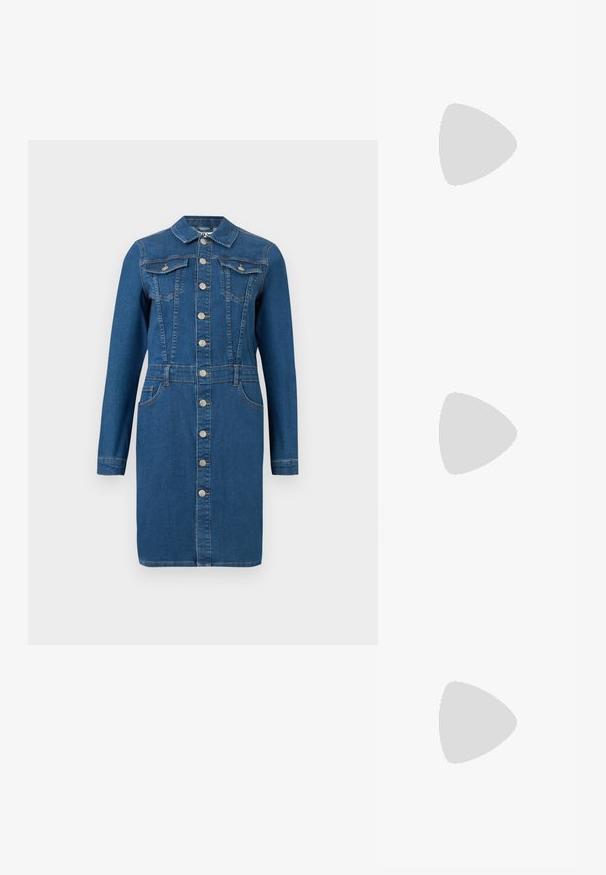 Blaues Denim-Kleid mit langen Ärmeln, Kragen, durchgehender Knopfleiste vorne, Brust- und Hüfttaschen sowie taillierten Steppnähten.; Schwarze Lederstiefel bis zum Knie mit weiter Schaftweite, Riemenverzierungen, silbernen Beschlägen und flacher Sohle. Glatte Textur mit leichtem Glanz.; Kleine schwarze glänzende Handtasche mit zwei langen Griffen und seitlichen Kordelzug-Details vor einfachem hellem Hintergrund.; Schwarzlederner Gürtel mit zwei runden Taschen, die mit silbernen Druckknöpfen gesichert sind. Glatte Textur, leicht geschwungenes Design.