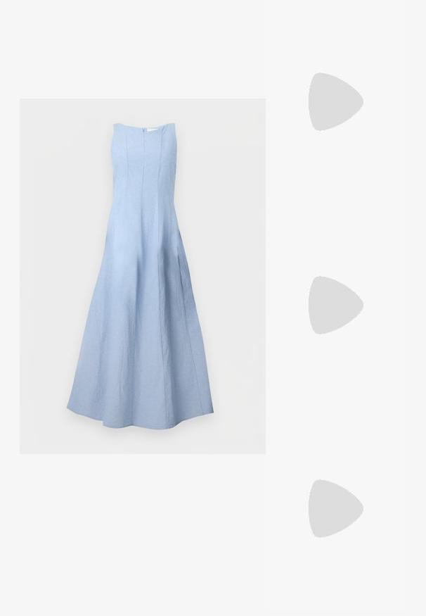 Mouwloze lichtblauwe jurk tot aan de enkels met een aansluitend lijfje en een uitlopende rok, weergegeven op een effen witte achtergrond.; Zwarte leren slingback schoen met een ronde neus, met een glanzende voorkant en een gouden accent op de band, bevestigd met een kleine blokhak.; Zwarte rechthoekige schoudertas met een enkele verstelbare band en een bovenste ritssluiting op een effen achtergrond.; Twee paar gouden geometrische creolen op een effen witte ondergrond, een paar vierkant en massief, een paar rechthoekig en hol.