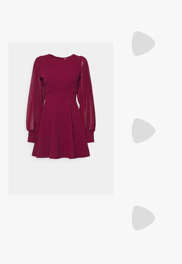 Bordeaux jurk met een aansluitende top, uitlopende rok en doorschijnende lange mouwen; heeft een ronde halslijn en een verborgen ritssluiting aan de achterkant.; NA-KD Klassieke pumps - black; ALDO FELISIA - Handtas - silver-coloured; Lange zilveren oorbellen met een scala aan heldere, facetteerde kristallen in een waterval van strengen met variërende lengtes en vormen.