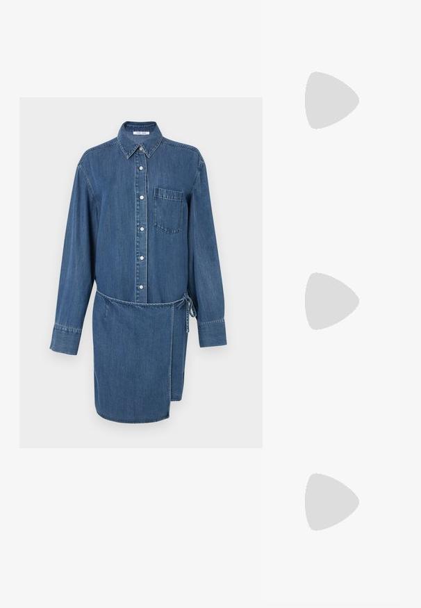 Robe-chemise en denim bleu foncé, avec une fermeture boutonnée sur le devant, des manches longues, une poche poitrine unique, et un détail de taille nouée.; Des bottes noires en cuir hautes présentent un bout pointu, un talon carré et des coutures décoratives avec des lignes entrelacées le long de la tige.; Sac à bandoulière en cuir noir avec un rabat incurvé fermé par un fermoir métallique rond et une sangle fine et ajustable.; Boucles d'oreilles en argent avec une finition polie et un branding DKNY, présentées sur un fond blanc uni.