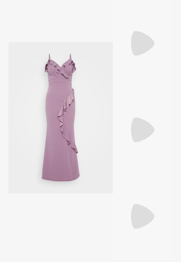 Lilla kjole med spaghetti stropper, der har en volangkrave og en diagonal volangdetalje langs siden. Glat, tætsiddende silhuet.; Metallic sølv højhælet sandal med åben tå, der har tre tynde stropper over foden og en ankelstrop med spænde.; Skinnende sølv clutch taske med kuvertlåg og dekorativ kant, lille sølvkæde, på ensartet lys baggrund.; Sølv hoop ørestik med en poleret overflade, prydet med små guld accenter og en rund form, båret på øreflippen.