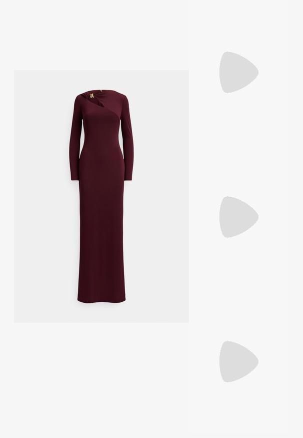 Bordeauxrode jurk met lange mouwen, aansluitend model, kniehoogte, met een diagonale snit en een lichte twistdetail bij de halslijn met gouden accenten.; Lauren Ralph Lauren LOGAN BURNISHED LEATHER SANDAL - Sandalen - deep saddle tan; Persoon met een blauw hemd en olijfgroene broek die een kleine bruine leren handtas vasthoudt met een gouden logo en een zwart handvat.; Gouden metalen oorbellen in de vorm van een gebogen, verlengde hoop. Kenmerkend zijn het gladde, glanzende oppervlak en de afgeronde punt voor extra detail.