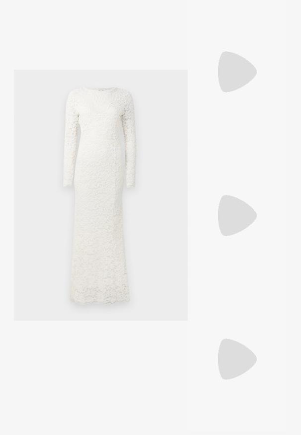 Robe en dentelle blanche, à manches longues, forme ajustée, motif floral, ourlet festonné, texture douce et encolure ronde.; Chaussure à talon haut blanche avec un bout pointu, une bride de cheville et une finition en cuir texturé. Présente un design élégant et un talon aiguille fin.; Pochette souple blanche avec bandoulière chaîne dorée ornée de pierres précieuses transparentes, sur fond gris clair uni.; Boucles d'oreilles en métal doré avec une forme lisse et arrondie et une finition polie. Design simple sans embellissements supplémentaires.