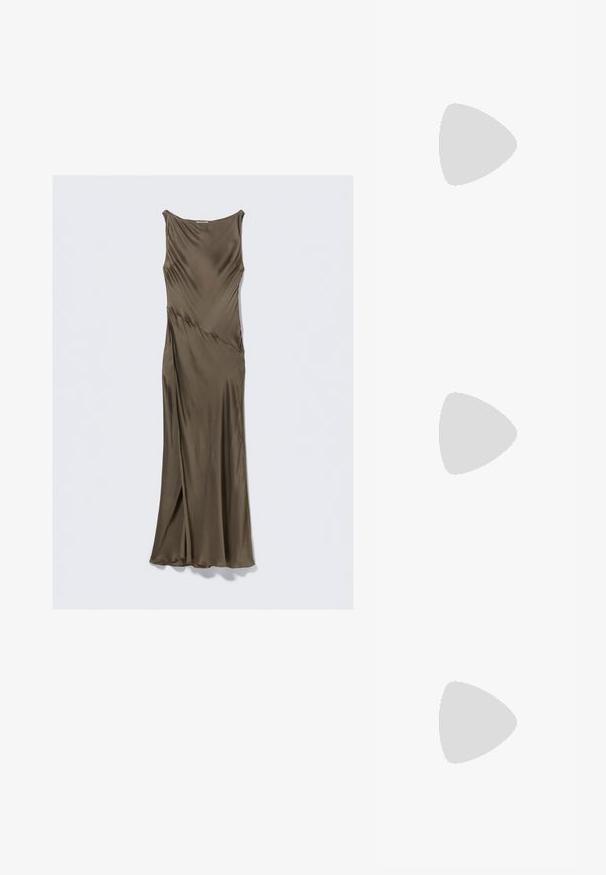 Olivgrünes Satin-Kleid mit tailliertem Oberteil, asymmetrischer Drapierung und bodenlangem Saum. Verfügt über einen Rundhalsausschnitt und eine glatte Textur.; Braune Lederstiefel bis zum Knie mit Blockabsatz, glatter Textur, runder Spitze und minimalen Nahtdetails.; Braune Schildpatt-Brille mit ovalen Gläsern, dünnen Bügeln und transparenten Akzenten. Verfügt über ein dezentes Logo am Bügel. Elegantes, leichtes Design.; Braune Kunstleder-Handtasche mit zwei oberen Griffen, abnehmbarem Schultergurt, goldenen Beschlägen und dekorativen Ketten mit Anhängern.