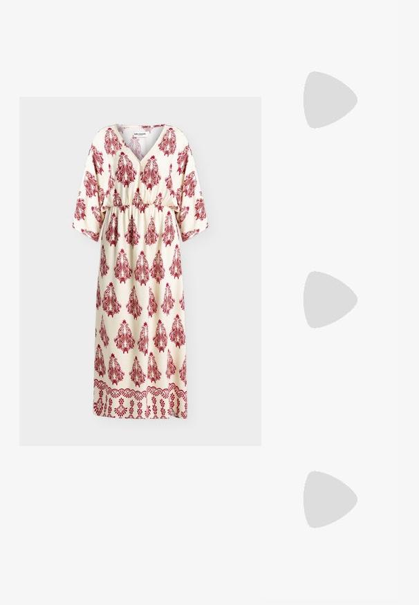 Vestido midi crema con estampados de cachemira rojos, escote en V, cintura fruncida y mangas sueltas hasta el codo.; Sandalias planas negras con tiras trenzadas y un acento metálico. Presentan una hebilla ajustable y una suela de goma plana para mayor comodidad.; Bolso de ante marrón con una forma suave y caída. Presenta asas de cuero y un acento de etiqueta. Textura lisa con costuras curvas.; Brazalete de oro con una superficie lisa y brillante, que presenta una forma redonda y un sutil detalle de cierre.