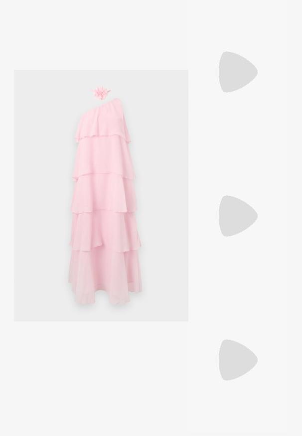 Trägerloses, hellrosa, gestufte Kleid mit mehreren fließenden Lagen und passendem Blumen-Haarband vor einem schlichten weißen Hintergrund.; Helle rosa Rutschsandalen mit einem strukturierten Blumendetail am Riemen und einem kleinen Absatz. Weiches Material und offenes Design.; Weiche, cremefarbene Leder-Clutch mit gerafftem Design und einem dünnen Schulterriemen, der vorne auf einem schlichten Hintergrund liegt.; Goldfarbener Halsketten- und Armband-Set mit klaren Kristallblumen- und Blattdesigns, beide mit verstellbaren Kettenverschlüssen auf weißem Hintergrund.