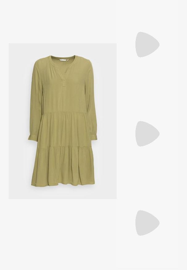 Vestido de manga larga, con volantes, hecho de una tela ligera de color verde oliva. Presenta un escote en V y detalle fruncido en la cintura.; Sandalias deslizantes beige con dos correas ajustables y hebillas en tono dorado. Plantilla de corcho con una suela exterior de goma blanca texturizada.; Gafas de sol carey con forma de ojo de gato vintage, lentes marrones degradados y un acabado suave y brillante en las monturas y los brazos.; Bolso de hombro de imitación cuero marrón con forma curva, costura mínima y un acento de hardware en tono dorado. Presenta un cierre de cremallera en la parte superior y una correa ajustable.
