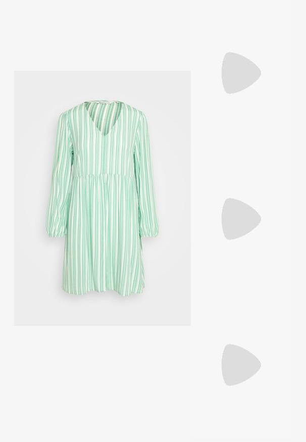 TOM TAILOR DENIM ALLOVER PRINTED BABYDOLL DRESS - Hverdagskjole - vertical green/white; Beige slidesandaler med to justerbare stropper og guldfarvede spænder. Korksål med en struktureret hvid gummisål.; Kremfarvet tekstureret tote taske med lange håndtag og detaljer i guldfarvet metal på en neutral baggrund.; Sølvøreringe med et minimalistisk design. Cirkulær form, glat tekstur og tynd profil. Letvægtige med en poleret overflade.