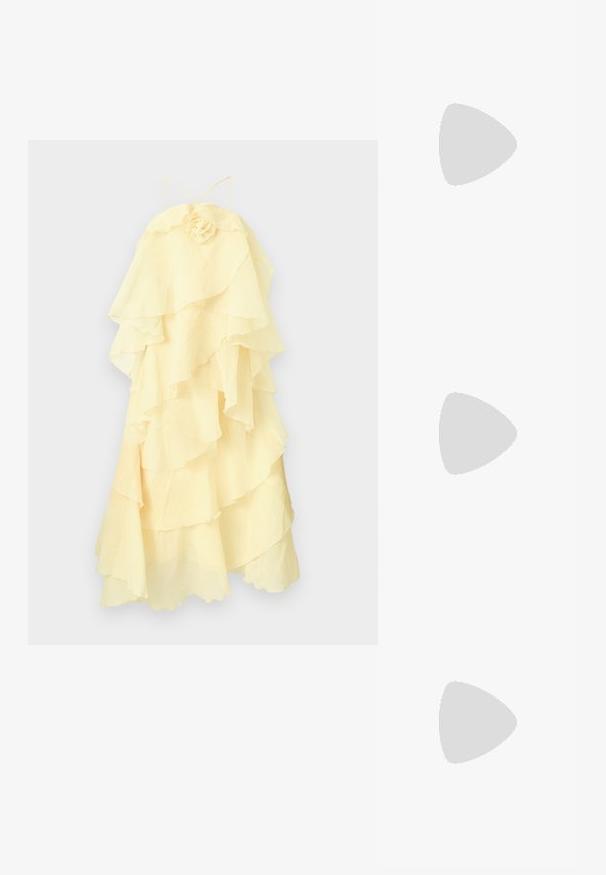 Lichtgele, gelaagde jurk met ruches, spaghettibandjes en een stoffen bloemdetail boven in het midden, weergegeven tegen een effen achtergrond.; Rode leren ballerina's met een ronde neus, voorzien van een kleine strikaccent en een platte zool. Gladde textuur met minimale details.; Kleine witte handtas met stoffen rozen die het geheel bedekken en een dunne, enkele band als handvat, op een effen achtergrond.; Dubbele ketting met één parelstreng en één gouden ketting met bedels: rode laars, vogel, hoefijzer en hartvormig hangertje.