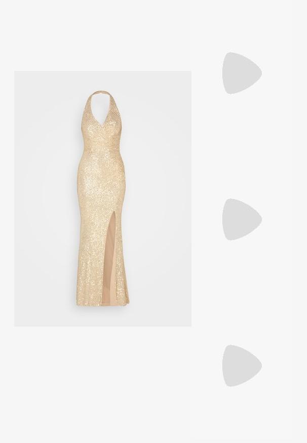 Gouden paillettenkleed met een halternekkraag, aangesloten silhouet en een hoge split tot boven de dij. Soepele binnenvoering aanvult de glanzende buitenlaag.; Gouden metallic hoge hakpomp met een spitse neus en een gladde textuur. Beschikt over een gesloten hiel en een slanke, elegante stilettoontwerp.; Gouden glitter clutchesac met een gestructureerd oppervlak, voorzien van een decoratieve gouden embleem en een kettinghengsel. Rechteckige vorm met gestructureerde zijkanten.; Gouden hangoorbellen met een clusterontwerp, versierd met ronde en druppelvormige heldere kristallen, die zich kenmerken door ingewikkelde details.