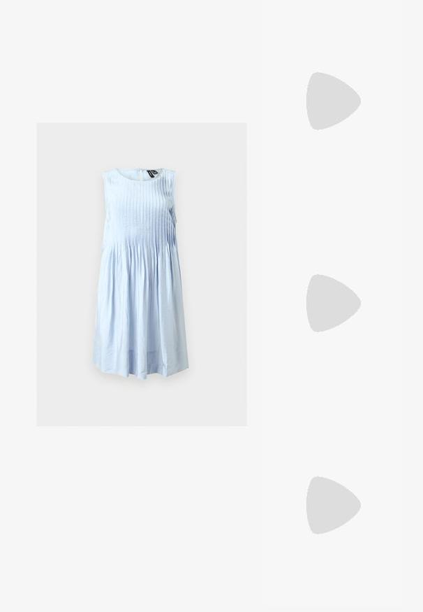 Mouwloze lichtblauwe jurk met verticale plooien op het lijfje en een geplooide, vloeiende rok, getoond op een neutrale achtergrond.; Gele blockhak sandalen met drie verstelbare banden, vierkante teenontwerp, glad synthetisch materiaal en zilverkleurige gespen.; Witte leren handtas met een geassembleerd ontwerp, voorzien van een gouden kettingband en een ronde vorm. Gladde textuur met zachte plooien en geen patronen.; Oorbellen in goudkleur met drie onregelmatige, gladde, afgeronde segmenten die verticaal opgestapeld zijn op een egale lichte achtergrond.