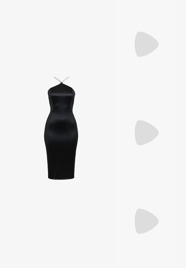 Vestido midi de satén negro con diseño de escote halter, que presenta una textura suave y paneles laterales para una silueta ajustada y tirantes ajustables.; Sandalia negra de tacón alto con punta abierta, tira en el tobillo, material de cuero brillante, base de plataforma y tacón stilettos. Detalle de hardware dorado.; Pañuelo negro con un patrón texturizado de tachuelas y cierre tipo sobre, que presenta una forma rectangular elegante y sin herrajes visibles.; Pendientes de tono plateado que presentan múltiples piedras de cristal transparente en formas de lágrima y marquesa, con cierres de palanca y un detallado intrincado.