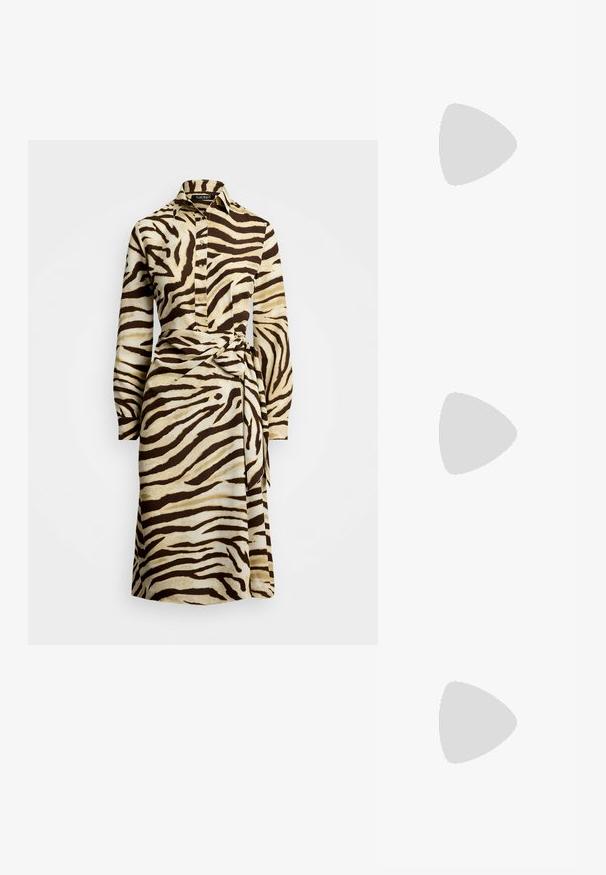 Lauren Ralph Lauren Zebra Print Tie Front Crepe Shirtdress - Tričkové šaty - cream/brown; Čierna semišová sandála na vysokom podpätku s úzkym remienkom na členku a zlatou prackou, otvorenou špičkou a miernym podpätkom na jednoduchom bielom pozadí.; Čierne kožené psaníčko so zlatým logom RLL vpredu, zlatým retiazkovým popruhom a odnímateľným koženým remienkom na zápästie na bielom pozadí.; Náušnice vo forme zlatých kovových kruhov s zakriveným, predĺženým tvarom. Majú hladký, lesklý povrch a zaoblený koniec pre pridanie detailu.
