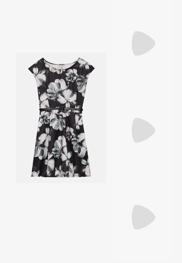 Zwarte bloemenjurk met witte en grijze bloemen, korte mouwen en een getailleerde taille die wordt benadrukt door een smalle zwarte riem.; Zwarte slingback hak met een spitse neus, versierd met zilveren studs, met een lage blokhak en een gladde leren textuur.; Zwarte avondclutch met zilverkleurig kralenbloemenpatroon, metalen frame, kiss-lock sluiting en een zilverkleurig metalen handvat.; Parelketting met ronde, glanzende witte parels die aan elkaar zijn geregen, met een gladde oppervlakte en consistente sferische vorm.