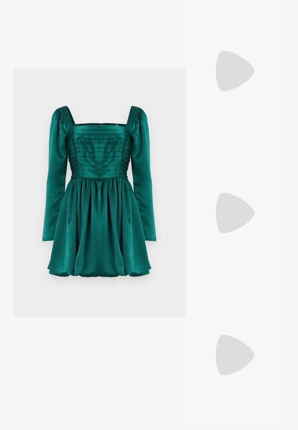 Smaragdfarbenes Kleid mit quadratischem Ausschnitt, langen Puffärmeln und plissiertem Oberteil. Der Rock ist gerafft und kreiert eine voluminöse Silhouette.; Korkokenkäsandaalit, joissa on monivärinen, teksturoitu käärmeennahkakuosi. Varustettu säädettävillä nilkkahihnoilla ja teräväkärkisellä muotoilulla.; Pieni käsilaukku hopeanvärisellä ruudukkomallilla, kaarev kahva, suuri helmiäisnappi ja ohut hopeaketjuside yksivärisellä taustalla.; Rihnestone tähti korvakorut, joissa on roikkuva fringed yksityiskohta, hopeinen sävy ja kiiltävä, heijastava pinta. Tähden muoto, jossa on monimutkainen muotoilu.