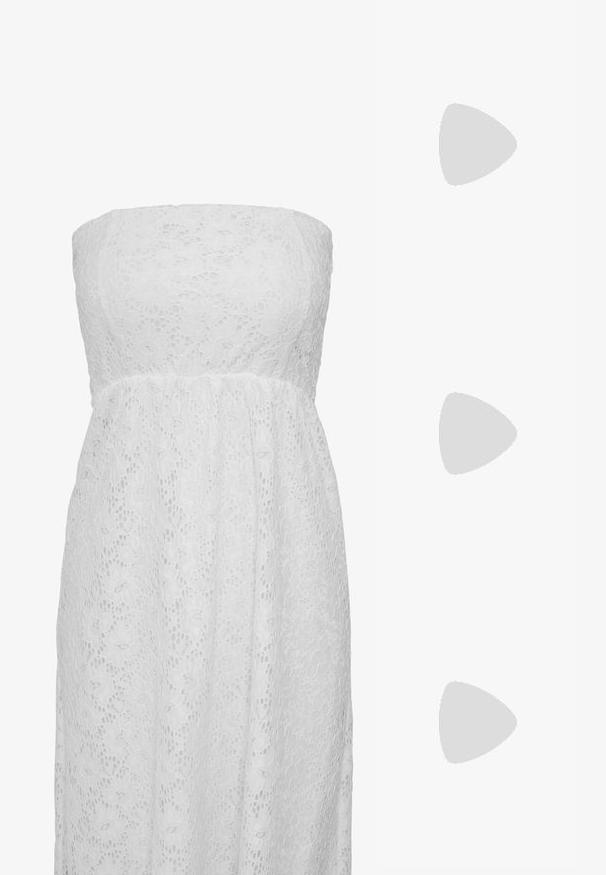Robe blanche sans bretelles en dentelle avec des motifs floraux, présentant un corsage ajusté et une jupe fluide, en tissu texturé et semi-transparent.; Bottes noires au-dessus du genou en daim doux, avec un talon haut épais et un design épuré et ajusté avec un bout rond.; Sac bandoulière en cuir noir à finition texturée, fermeture zippée et bandoulière ajustable. Présente un logo doré en détail sur le devant.; Boucles d'oreilles créoles en or avec un design lisse et arrondi. Une boucle d'oreille est équipée d'un fermoir à charnière. La surface présente une finition polie.