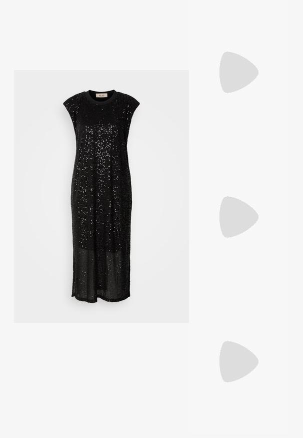 Sort kjole lavet af paljetstof, med rund halsudskæring og korte ærmer. Gulvlængde med en løs pasform og glitrende tekstur overalt.; Sort læder midi skirt med en glat tekstur; har en talje og sidelommer. Sammen med blanke sorte højhælede sko.; Skinnende sølv clutch taske med kuvertlåg og dekorativ kant, lille sølvkæde, på ensartet lys baggrund.; Sølvøreringe i form af hoops med en glat, blank finish. Cirkulær form, der har en sikker lås. Simpelt og elegant design.