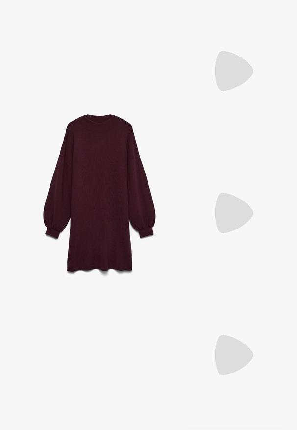 Robe en maille bordeaux avec manches longues bouffantes, col rond et coupe décontractée. Présente une texture côtelée et un ourlet légèrement incurvé.; Bottes en cuir noir jusqu'au genou avec un bout pointu et un talon épais. Texture lisse avec des accents minimaux et un design de tige ajustée.; Sac bandouillère en imitation cuir noir avec une texture crocodile, quincaillerie dorée et une sangle amovible. Il possède une fermeture à rabat et un compartiment intérieur.; Collier en or à plusieurs couches avec différents styles de chaînes, y compris des maillons épais et des chaînes fines, orné de pendants circulaires et rectangulaires.