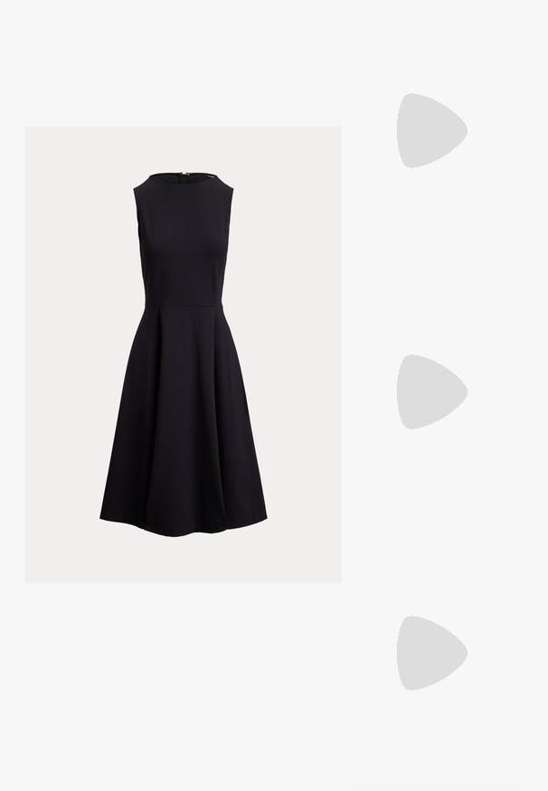 Robe noire sans manches en ligne A avec col rond et fermeture éclair au dos, cintrée à la taille et évasée à la jupe.; Escarpins à talons hauts avec bride arrière en cuir verni marron foncé brillant, bout pointu, côtés découpés et talon carré.; Sac à main en cuir noir texturé avec une courte poignée et un fermoir rectangulaire doré sur le rabat avant.; Collier en perles blanches composé de perles rondes lisses de taille uniforme avec une finition brillante, enfilées ensemble pour créer un design classique.