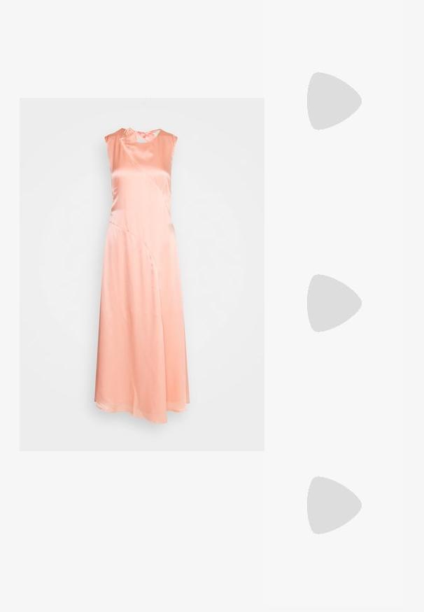Holzweiler LISA DRESS - Robe de soirée - pink; Sandales dorées à talons avec un devant noué, texture plissée et une bride de cheville. Le talon carré a un design strié, améliorant l'adhérence.; Sacs à main en tissu métallique plissé avec une chaîne dorée, de forme rectangulaire douce, couleur beige clair, surface texturée et détails froncés.; Boucles d'oreilles dorées avec un design floral, accentuées de perles et d'une plus grande perle pendante. Embellies de petits cristaux transparents.