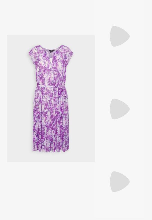 Esprit Collection Jurk - purple; Witte leren slingback pump met een spitse neus, middelhoge blokhak en verstelbare strap. Gladde textuur; minimalistisch ontwerp.; Hexagonvormige zonnebril met een doorschijnend lavendelkleurig montuur met perzikkleurige accenten en een gradient bruin glas. Glanzende afwerking op het montuur en de armen.; Zilveren hoepel oorbellen met een minimalistisch ontwerp. Cirkelvormig, gladde textuur en dun profiel. Lichtgewicht met een gepolijste afwerking.