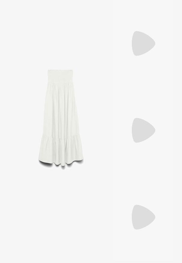 Vestido largo blanco sin tirantes con corpiño fruncido y falda recogida con bajo con volantes.; Sandalia tipo chancla de goma beige claro con plantilla texturizada y correa en forma de Y sobre un fondo gris liso.; Gafas de sol ovaladas de carey con lentes tintadas oscuras y montura delgada, mostradas sobre un fondo blanco.; Bolso de tela color crema con lunares negros y una sola correa para el hombro, presentado sobre un fondo blanco liso.