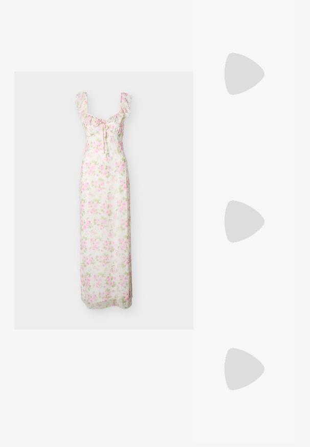 Lang hvid kjole med pink og grøn blomstermønster, flæsebeklædte stropper og en lille bindedetalje foran ved halsudskæringen.; Nude strop sandals med en tynd ankelrem, et firkantet tådesign og en lille blokhælt. Glat tekstur med minimal detaljering.; Gul plisseret håndtaske lavet af glat kunstlæder, med en blød form, en enkelt skulderrem og samlet topdesign.; Delikat dobbeltlags guldkæde med jævnt fordelt små hvide perler på en ensartet lys baggrund.