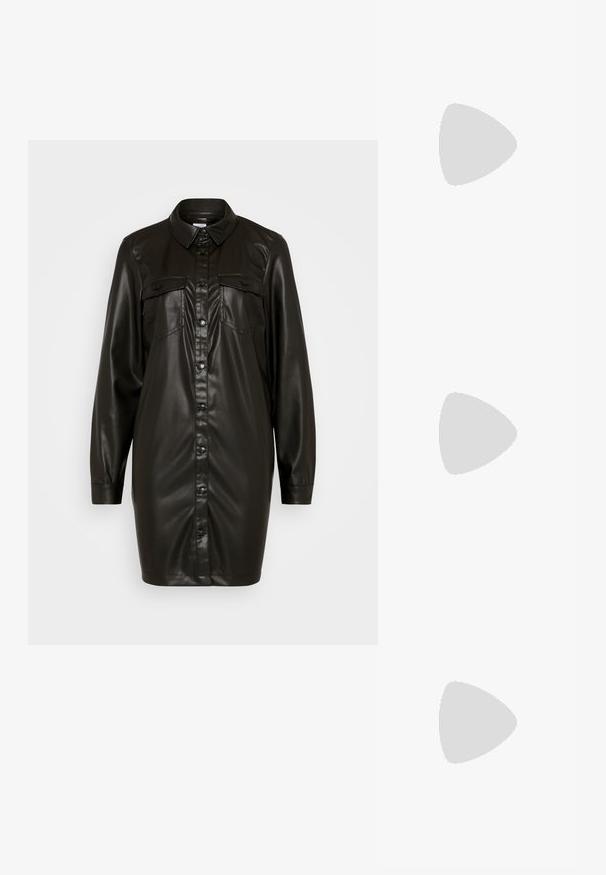 Vero Moda VMJENNIE SHORT DRESS - Blusenkleid - black; Schwarz lederne kniehohe Stiefel mit Keilabsatz, ausgestattet mit einer glatten Oberflächenstruktur und einem seitlichen Reißverschluss. Entworfen mit einer schlanken, körperbetonten Silhouette.; Schwarze rechteckige Schultertasche mit einem verstellbaren Riemen und einem oberen Reißverschluss vor einfachem Hintergrund.; Silberner Doppelring mit einer glatten, polierten Oberfläche. Verfügt über ein fließendes, kurviges Design mit überlappenden Abschnitten für einen modernen Look.