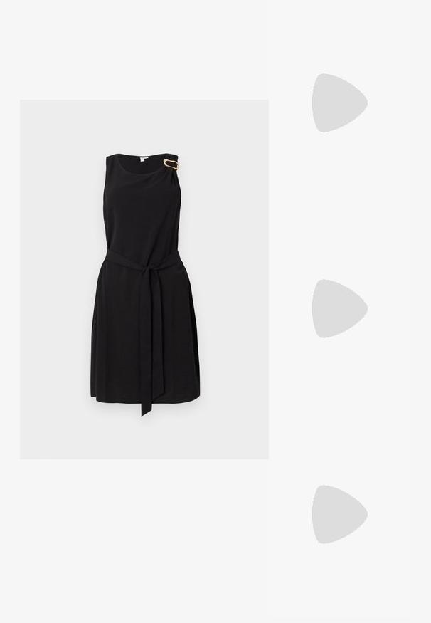 Robe noire sans manches avec un détail de nœud sur le côté. Fabriquée en tissu doux, présentant une taille ajustée et une jupe évasée. Texture lisse et design simple.; Sandales noires à talons avec un bout carré, présentant plusieurs fines bretelles et un talon bloc géométrique. Texture en cuir lisse et design minimaliste.; Petit sac à main noir brillant avec deux longues anses et des détails à cordon sur les côtés sur un fond clair uni.; Boucles d'oreilles créoles en argent avec trois bandes semi-circulaires superposées, dont une ornée de petits cristaux clairs sur un fond clair.