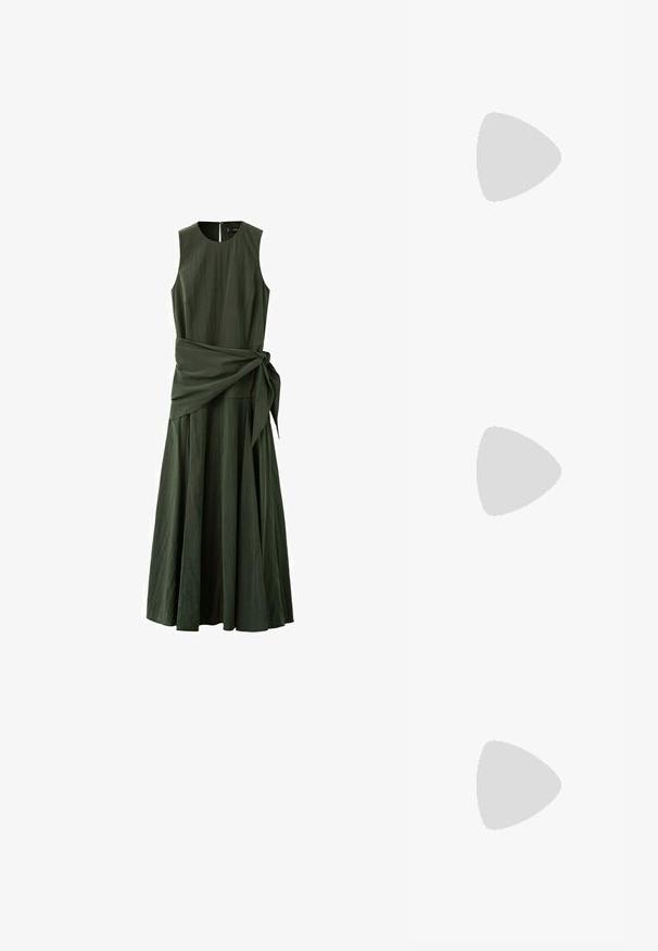 Robe midi sans manches de couleur vert foncé avec un col rond et une large ceinture en tissu nouée à la taille.; Mules ouverts en cuir noir au design épuré, avec une texture subtile et un talon bloc effilé pour plus de stabilité.; Lunettes de soleil ovales noires avec montures épaisses et verres teintés marron, présentées sur un fond blanc.; Sac bandoulière en cuir noir tressé avec une lanière unique tressée et une forme douce et rectangulaire arrondie.