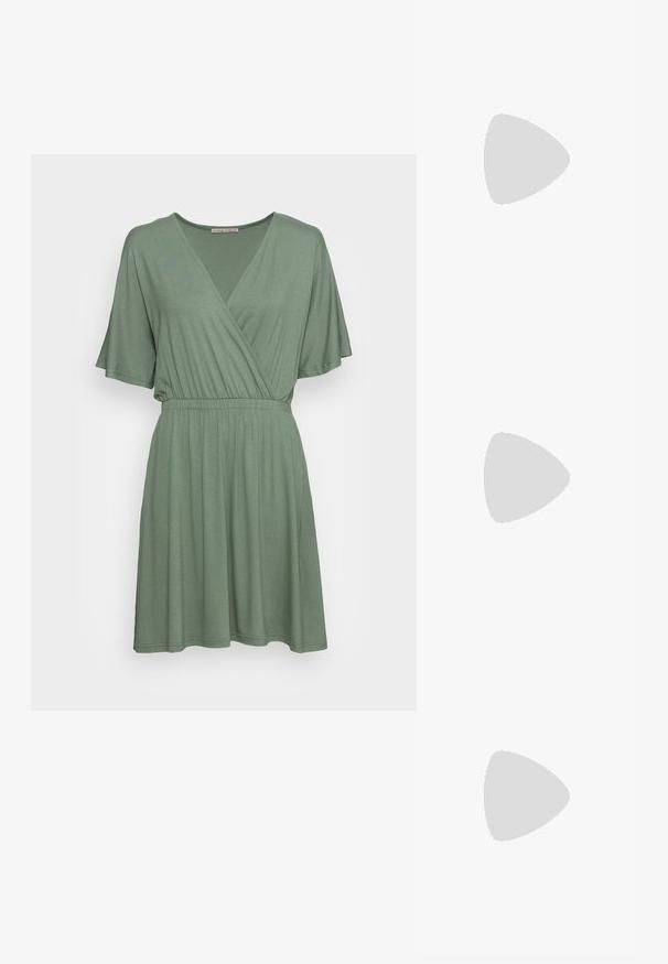 Grünes Wickelkleid aus weichem Stoff. Mit kurzen Ärmeln, einem V-Ausschnitt und einem elastischen Bund für ein fließendes Rokko-Design.; Schwarze flache Sandalen mit geflochtenen Riemen und metallischem Akzent. Verfügt über eine verstellbare Schnalle und eine flache Gummisohle für Komfort.; Schwarze Cat-Eye-Sonnenbrille mit dunkelgrauen Gläsern, schlankem Kunststoffrahmen, spitzen Ecken und geraden Bügeln. Keine sichtbaren Befestigungen oder Akzente.; Schwarze Leder-Crossbody-Tasche mit Klappenverschluss, goldenen Beschlägen, verstellbarem Tragegurt und strukturiertem Material. Kompakte, rechteckige Form.