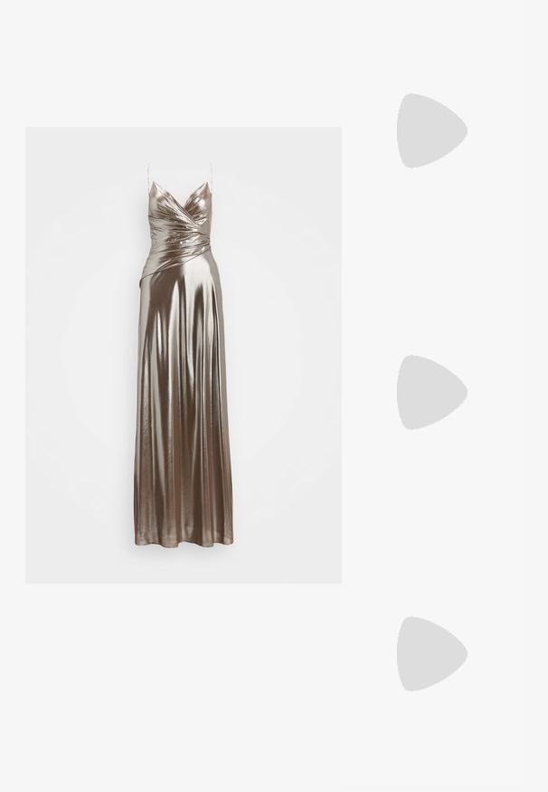 Metallisch bronzen avondjurk met een aangesloten lijfje, gedrapeerde voorkant en verstelbare spaghettibandjes. Glad, glanzend stof met een vloerlang ontwerp.; Gouden glitter high-heeled sandaal met open teen, enkelbandje en chunky plateauzool. Glad metallic accentueert het algehele ontwerp.; Plooitjes metallic stoffen handtas met een gouden kettinghengsel, zachte rechthoekige vorm, lichtbeige kleur, gestructureerd oppervlak en gathered details.; Gouden druppel oorbellen met grote rechthoekige en ronde heldere kristallen, vergezeld van kleinere accentstenen, die een gelaagd ontwerp creëren.
