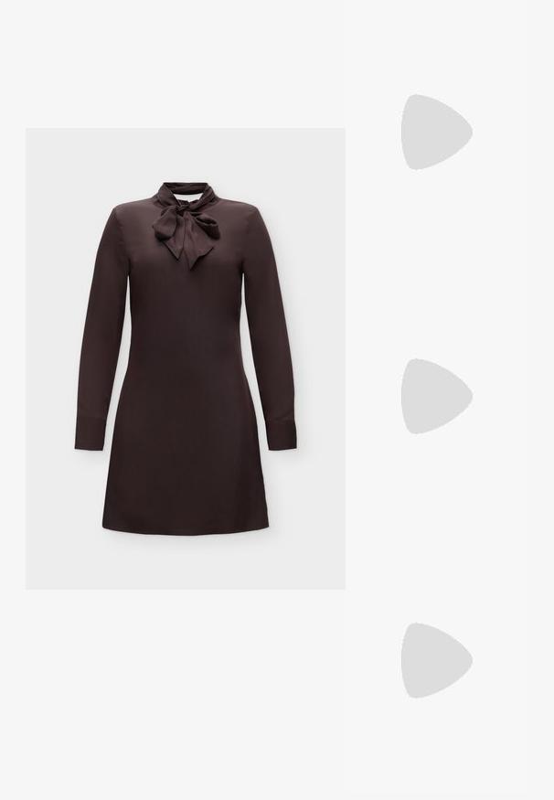 Robe marron foncé à manches longues avec un col noué en nœud papillon et une silhouette droite et simple sur un fond uni.; Botte noire en cuir montant jusqu'à mi-cuisse, avec bout pointu et talon aiguille, vue de profil vers la gauche sur fond blanc.; Sac à main rectangulaire noir brillant avec deux fines bretelles et petits détails de boucles dorées à l'avant.; Paired boucles d'oreilles en métal doré poli de forme irrégulière avec un centre ouvert sur un fond blanc uni.