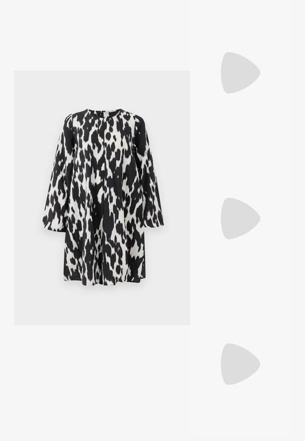 En sort og hvid kjole med et dristigt leopardmønster, lange ærmer og en lige silhuet, lavet af tekstureret stof.; Sorte læder knæhøje støvler med spids tå, vinklet hæl og glat tekstur. Funktioner en subtil syning langs siden.; Sort læderhåndtaske med en rundet form, dekoreret med sølvnitter, og et kort håndtag. Glat tekstur og lynlåslukning.; Sølv stjerneformede øreringe med en glat, poleret finish på en ensfarvet hvid baggrund.