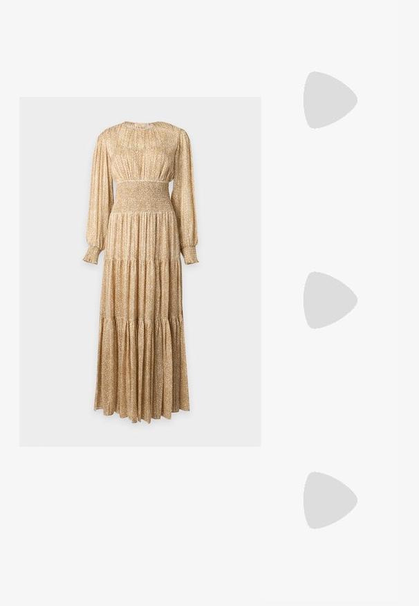 Lang beige blomstrete kjole med smokkebelte, lange puffede ermer, samlet in nivåer og rund hals.; Gull sandaler med blokkheel, med en knyttet frontstropp og flere tynne stropper prydet med metalliske detaljer.; Liten håndveske i gulltone, dekket med skinnende runde nagler, med kort håndtak og rektangulært utsnitt på toppen.; Gullfargede dråpeøreringer med en klar oval krystall i bunnen, akkompagnert av mindre krystaller og blomstermotiver ovenfor.
