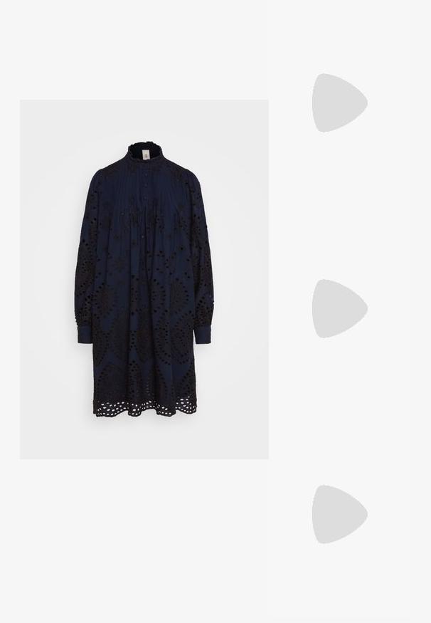 YAS YASOMA DRESS  - Hverdagskjole - sky captain; Nøgen flad sko med en blank sort patenttå og en lille sort hæl. Har diskret branding på hælen og en glat tekstur.; Lille pastelfarvet lyserød quiltet håndtaske med rundet top-håndtag, frontklaplomme og aftagelig skulderrem på hvid baggrund.; Guldtonede øreringe med en lang lige stang, prydet med en rund perle-stud og en hængende geometrisk diamantform.
