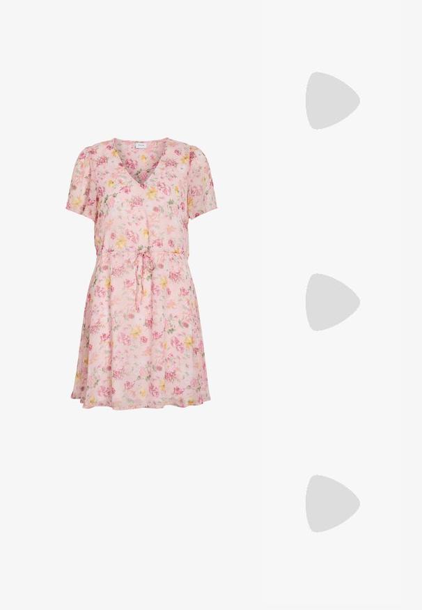 Rosa kjole med korte ermer og V-hals, blomstertrykk i gult, grønt og rødt, og snøring i midjen.; Even&Odd by Zalando Sandaler - gold; Liten svart blank håndveske med to lange håndtak og sidesnorer detaljer på en ensfarget lys bakgrunn.; Par med skinnende gull doble ringøreringer med stiftfester på hvit bakgrunn.
