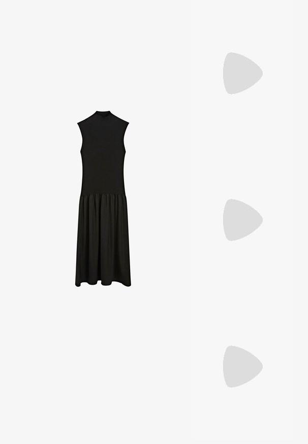 Mouwloze zwarte jurk met nauwsluitend geribd lijfje, nepcol en een geplooide rok die tot halverwege de kuit valt.; Zwarte leren enkellaars met een spitse neus, hoge stilettopes, gladde textuur en minimalistisch ontwerp. Voorzien van een ritssluiting aan de achterkant.; Zwarte rechthoekige zonnebril met blauwe lenzen, voorzien van een dikke montuur en het merk "vogue" in het wit op de zijkanten. Glanzende afwerking.; Zwarte geweven leren handtas met afgeronde handvatten en een verstelbare afneembare schouderriem, tegen een witte achtergrond.