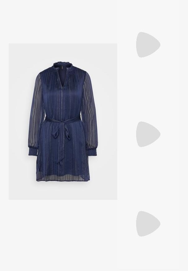 Vero Moda VMTINKA SHORT TIE DRESS - Cocktailkjole / festkjole - navy/silver; Røde ankelstøvler i patenteret læder med en kraftig sort hæl og lynlåsdetalje. Glat tekstur, elegant design med en rund tå.; Sorte og sølv håndtaske med en tekstureret overflade, der har et diamantmønster, en knyttet håndtag og en struktureret form.; Sølv hoops med en bølget, uregelmæssig tekstur. Har en tynd, cirkulær form og en reflekterende finish.