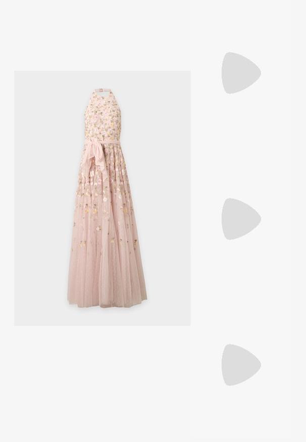 Robe longue rose dos-nu avec broderies florales, tissu transparent et ceinture nouée à la taille.; Sandale à talons hauts nude avec un nœud en tissu transparent orné, bride de cheville et un talon aiguille fin. Finition satinée lisse.; Petit sac à main beige plissé avec une anse nouée et trois bracelets ronds en perles enroulés autour du milieu.; Boucles d'oreilles pendantes en ton or avec des perles fantaisie en forme de larme, entourées de petits cristaux clairs et d'ornements en cristal en forme de feuille.