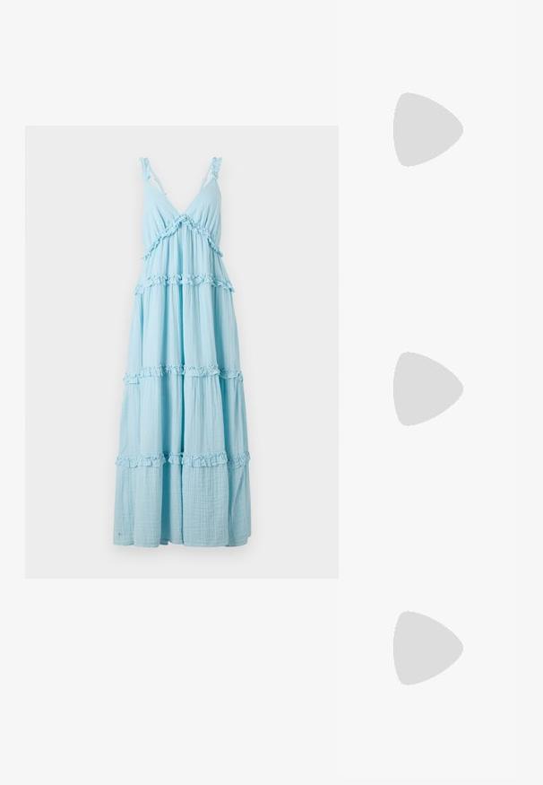 Vestido maxi acampanado de color azul claro, hecho de una tela suave con acentos de volantes y tirantes ajustables. Presenta un escote en V y un diseño fluido.; Chanclas negras con un diseño minimalista, suela plana, tiras estrechas y una textura suave. Sin patrones ni acentos adicionales.; Bolsa tote de algodón blanco tejido con asas trenzadas y un adorno colgante de flecos con detalle de cuenta de madera.; Pendientes de tono dorado con una forma abstracta y orgánica, que presentan una superficie texturizada y un cierre de poste trasero.