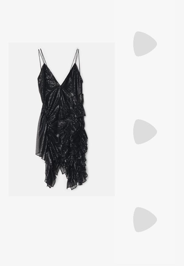 Robe noire pailletée à bretelles fines, avec un décolleté en V et un ourlet froncé asymétrique, mettant en valeur un design texturé.; Botte en cuir noir, montante, à talon aiguille, avec un bout pointu et une surface lisse et élégante. Elle dispose d'un talon haut et fin pour une silhouette élancée.; Sac à main en cuir noir texturé avec poignée élastique froncée et logo subtil "Karl Lagerfeld Jeans" en bas au centre à l'avant.; Boucles d'oreilles en argent en forme de goutte avec des surfaces lisses, rondes et réfléchissantes, suspendues à des fermoirs à ressort. L'arrière-plan est blanc uni.