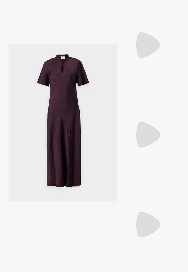 Vestido midi de manga corta en color púrpura oscuro con un pequeño cuello alto y escote en forma de ojo de cerradura sobre fondo blanco liso.; Woden WODEN - Tacones - cherry; Pequeño bolso de mano de cuero burdeos con cierre metálico plateado y correa de muñeca sobre fondo blanco.; Par de pendientes llamativos de aro grueso plateado brillante con cierre de poste sobre un fondo blanco liso.